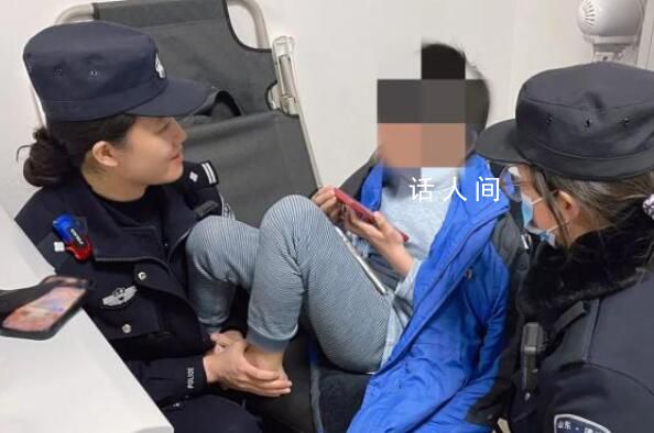 女警把走失男童小腳放進懷里取暖 直到孩子體溫恢復正常