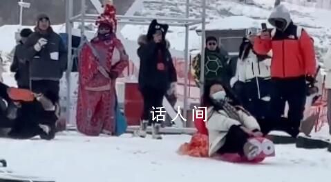 雪地瞎滑大賽成花式翻車現場 瘋狂炫技翻車不斷