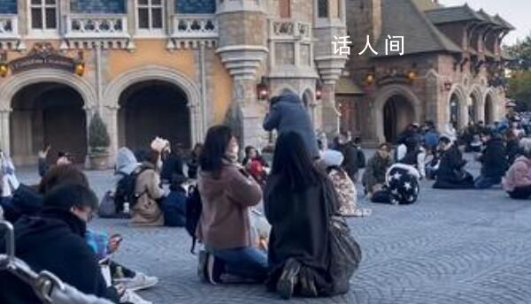 東京迪士尼游客蹲地避難 日本本州西岸近海發(fā)生7.4級地震