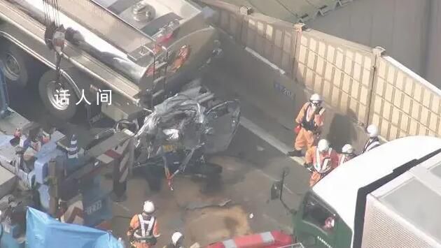 高速上一汽車被擠到約30厘米厚 車上兩人當場死亡