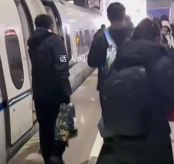 網(wǎng)曝G1265次列車100多人有票無(wú)座 在高鐵上站了約6個(gè)小時(shí)