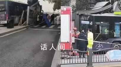 駕駛員突發疾病 公交車撞上站臺