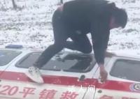 救護(hù)車(chē)雪天翻進(jìn)地里 2男子救出3人
