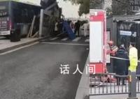 駕駛員突發(fā)疾病 公交車(chē)撞上站臺(tái)