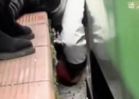 幼童墜入列車縫隙被乘客合力救起 多名熱心乘客參與施救