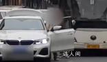 女子將車停路中間購物致整條街堵塞 后方司機(jī)勸阻無果反被懟