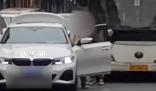 寶馬女車主違停買東西致整條街堵塞 后方司機勸阻無果反被懟
