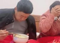 女兒凌晨五點半喊爸媽起床吃早飯 平時早上睡正香時父母叫吃飯讓他們也體驗一下