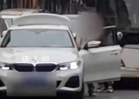 寶馬女車主違停買東西致整條街堵塞 后方司機勸阻無果反被懟