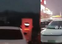幾十輛電車搶1個充電樁 很無奈剛出廣東就排隊