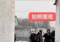 女子帶男友回老家發(fā)小們拍照圍觀 搞得她男朋友很不好意思很尷尬