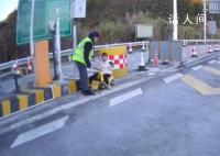 5歲男孩開電動玩具車上高速 慢悠悠地進了收費站入口車道