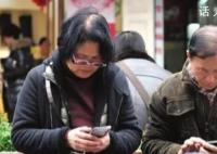 農村老人沉迷刷APP掙錢 反映了他們在經濟壓力下的困境