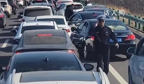 高速應急車道停滿車輛 交警挨個拍照