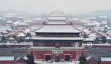 當(dāng)故宮遇見龍年初雪 朱墻黃瓦鑲白雪美到心都化了