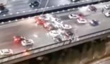 西安凍雨致數十輛車相撞 30秒內多輛車因剎不住連環相撞