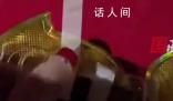 女子下班回家發現家門口被貼U盤 當時就覺得挺嚇人的