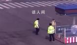 爸爸送娃撂下就走結果學校沒開門 女孩陷入了無助的境地