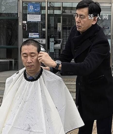 韓國(guó)醫(yī)學(xué)院教授削發(fā)抗議擴(kuò)招 目前雙方均無(wú)妥協(xié)之意