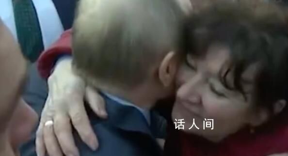 普京被俄羅斯老奶奶輪流親吻 受到了當地支持者的熱烈歡迎