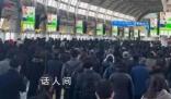 網(wǎng)友拍下日本火車站“無(wú)聲早高峰” 人們整齊有序地行走寂靜無(wú)聲