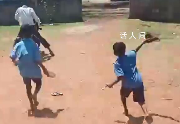 印度學(xué)生扔鞋趕走醉酒老師 老師趕緊騎車逃跑