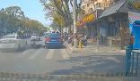 小車撞到外賣員并頂出數(shù)十米 外賣員已被送往醫(yī)院不清楚其傷情