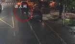 嬰兒雨夜爬上馬路被接力守護 直到找到家長