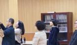 袁泉給女兒開家長(zhǎng)會(huì) 雖然素顏但氣質(zhì)出眾