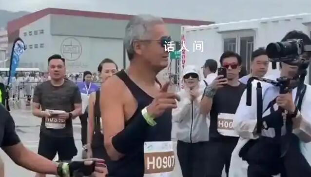 周潤(rùn)發(fā)已滿頭白發(fā) 起來(lái)身形消瘦