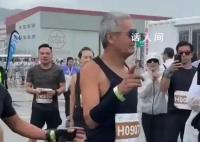 周潤發已滿頭白發 起來身形消瘦